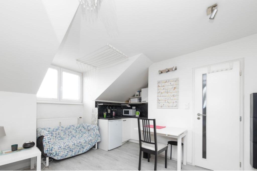 The Attic Studio Apartment บราติสลาวา ภายนอก รูปภาพ