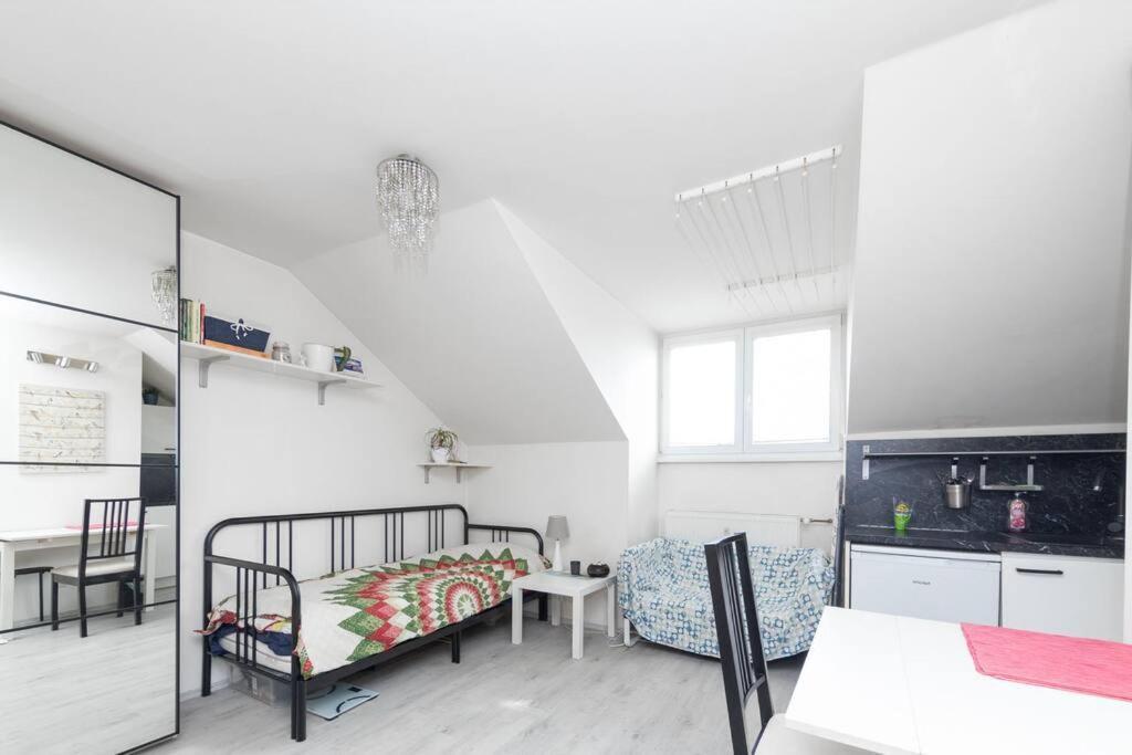 The Attic Studio Apartment บราติสลาวา ภายนอก รูปภาพ